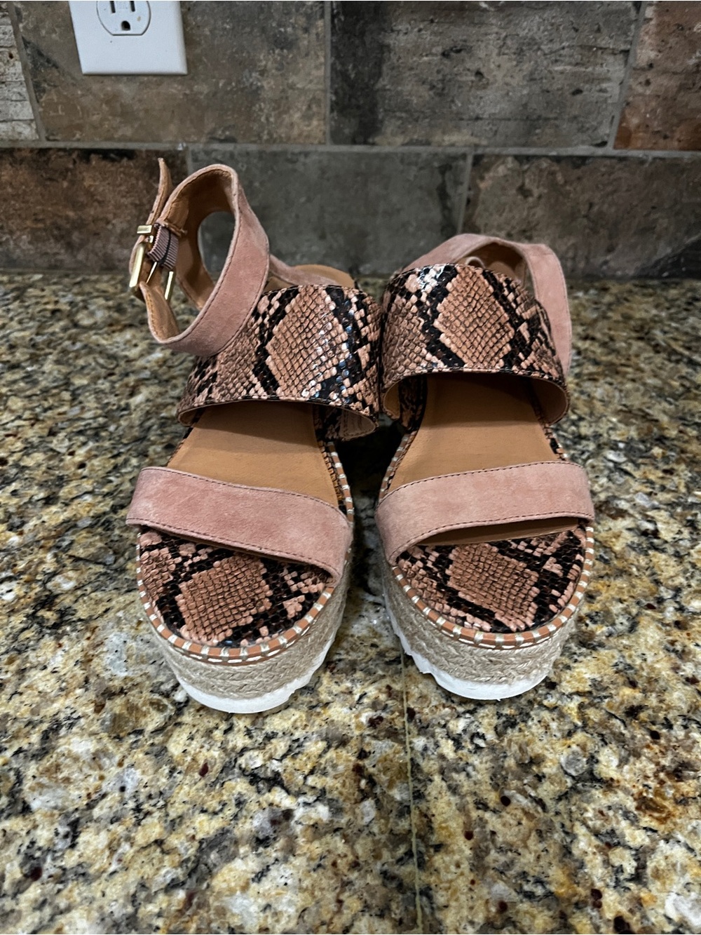 CROWN VINTAGE DAYLEN DESERT ROSE SNAKE PRINT WEDGE SANDALS SIZE 8.5M